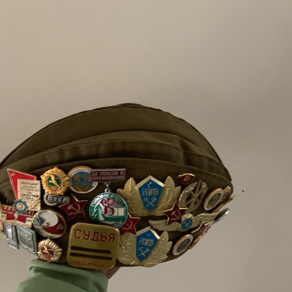 Men’s Russian Cap with multiple Pins - Picture 4 of 9